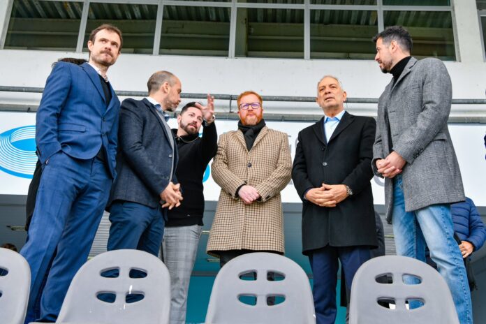El ministro bonaerense de Justicia y DDHH, Julio Alak, con la delegación de la FIFA. (Twitter @Julio_Alak)