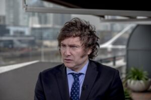 A 40 años del triunfo electoral de Alfonsín, Milei lo acusó de "autoritario" y apuntó contra la UCR