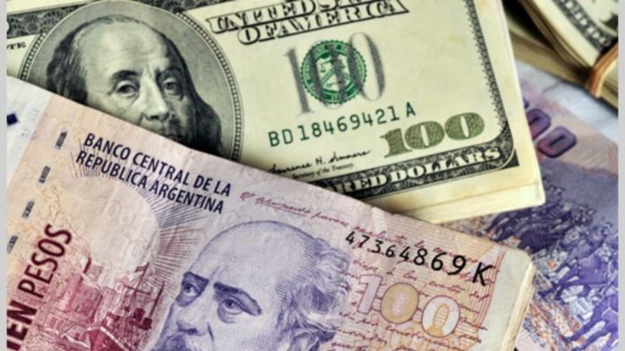 A pesar de los controles, el dólar “blue” volvió a subir y cerró en $985