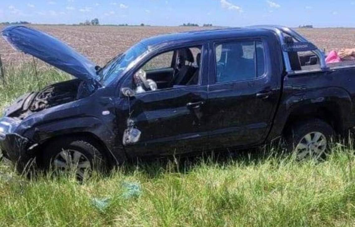 Accidentes en la Ruta 2: un camión y una camioneta volcaron y un auto se despistó y chocó contra una alcantarilla