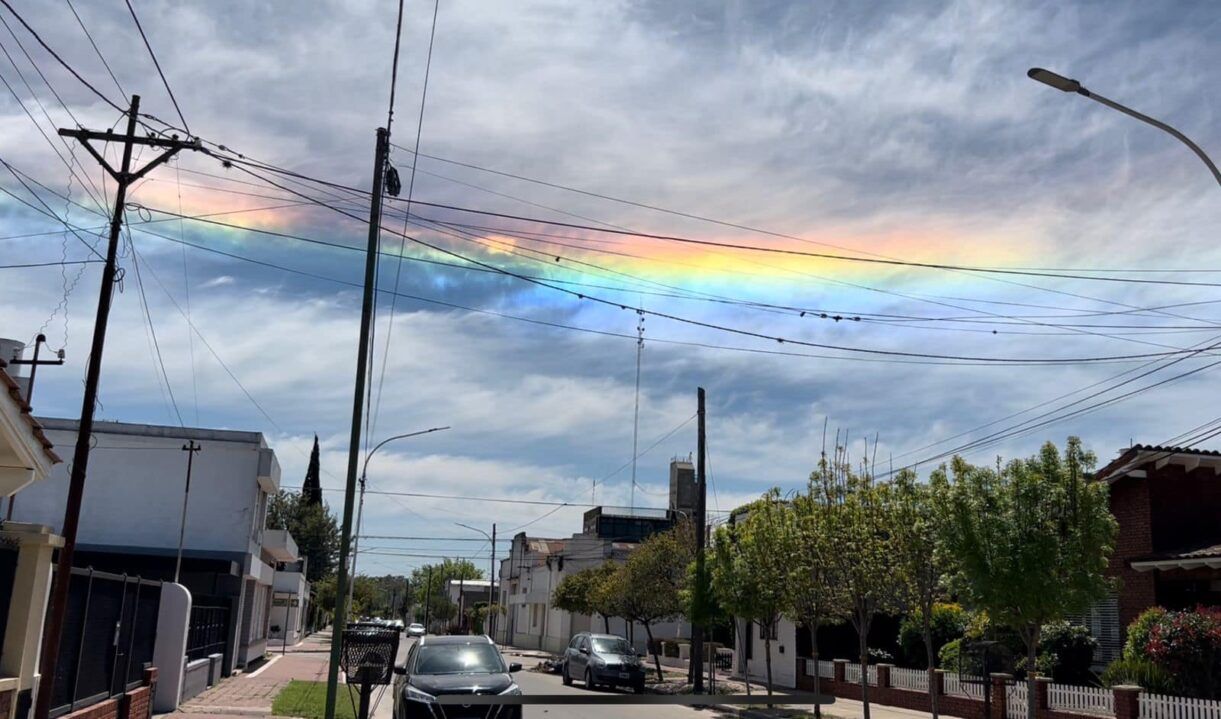 ¿Arcoiris en las nubes? El extraño fenómeno que iluminó el cielo bonaerense
