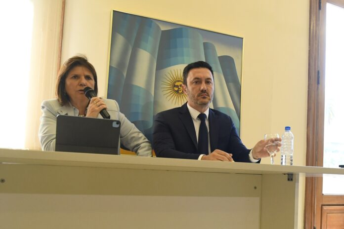 Patricia Bullrich y Luis Petri en la conferencia de prensa. (Télam)
