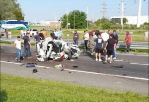 Choque fatal en la autopista Ezeiza - Cañuelas: un auto fue embestido por dos camiones
