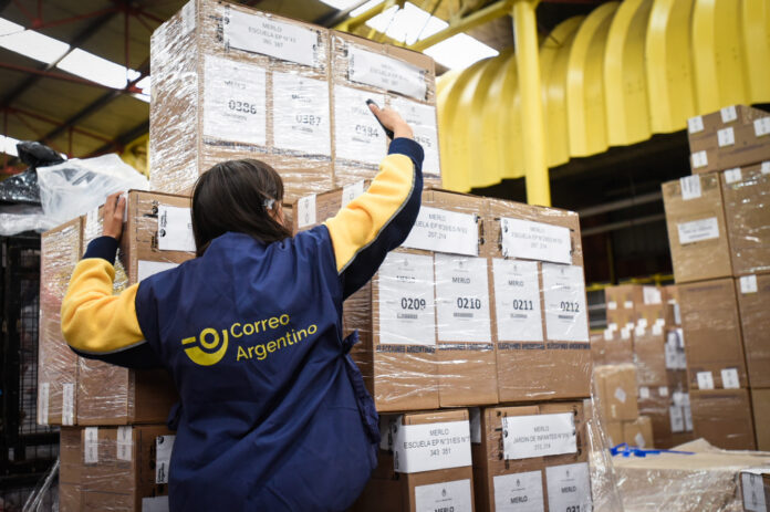 El Correo Argentino se ocupa de la distribución de las urnas y todo el material electoral. (X @CorreoOficialSA)