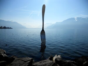 ¿Cuánto pesa el tenedor más grande del mundo y por qué está clavado en el fondo de un lago? 