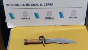 Dos alumnos se pelearon con un cuchillo y piedras a la salida de una escuela en General Cerri