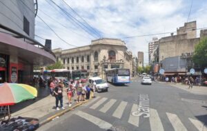 Dos hombres atacaron a una pareja con un bate de béisbol tras una discusión en una fiesta