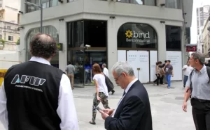 El "blue" cerró a $843 en una jornada marcada por los operativos en las cuevas