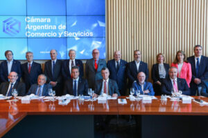 El “blue” quebró barrera de los $1000 y Massa amenazó con “cárcel” a especuladores