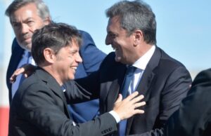 El chiste de Kicillof a Massa en la reunión con gobernadores mientras el candidato los acomodaba para la foto