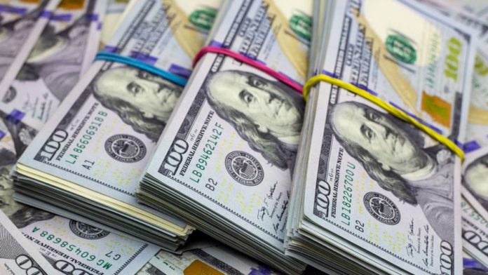 El dólar blue quedó por debajo de los $1000 en el cierre de la semana