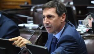 El senador Naidenoff fuerte contra Milei: lo acusó de "mear" en la cara al radicalismo