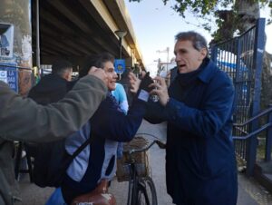 Katopodis visitó la estación José León Suárez para hablar con vecinos de “la elección crucial” del 22