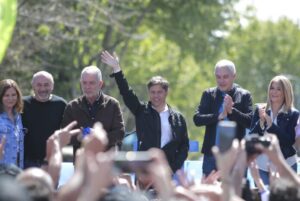 Kicillof en la caravana de Berisso: "Las elecciones se ganan con el pueblo y para el pueblo”