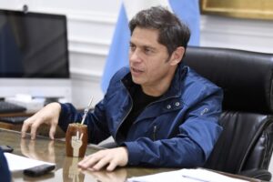 Kicillof habló de “bronca” por el caso Insaurralde y llamó a Milei “terraplanista de la economía”