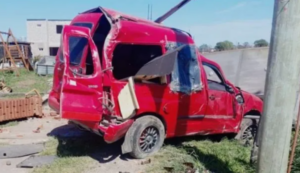 Manejaba borracho, atropelló a una familia, se estrelló contra una casa e intentó escapar