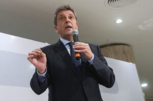 Massa a empresas petroleras: "Si el martes no está resuelto, no van a poder sacar un barco más de exportación"