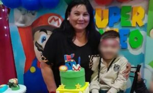 Mataron a una mujer que esperaba a su hija y su nieta: la bajaron del auto y le dispararon en el pecho