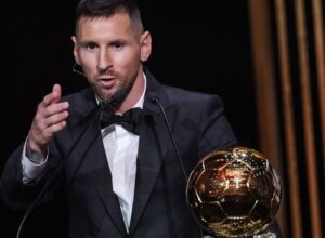 Messi ganó su octavo Balón de Oro y se lo dedicó a Maradona en el día de su cumpleaños