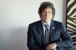 Milei dijo que los pesos argentinos “no pueden valer ni excremento”