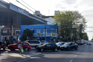 Para el Gobierno, las colas para cargar combustible son provocadas por una “psicosis”