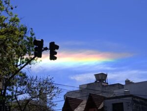 ¿Por qué se formó una nube “arcoíris” sobre el cielo de Buenos Aires? 