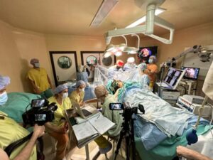Realizan cirugía cerebral con mapeo de emociones en un hospital público bonaerense