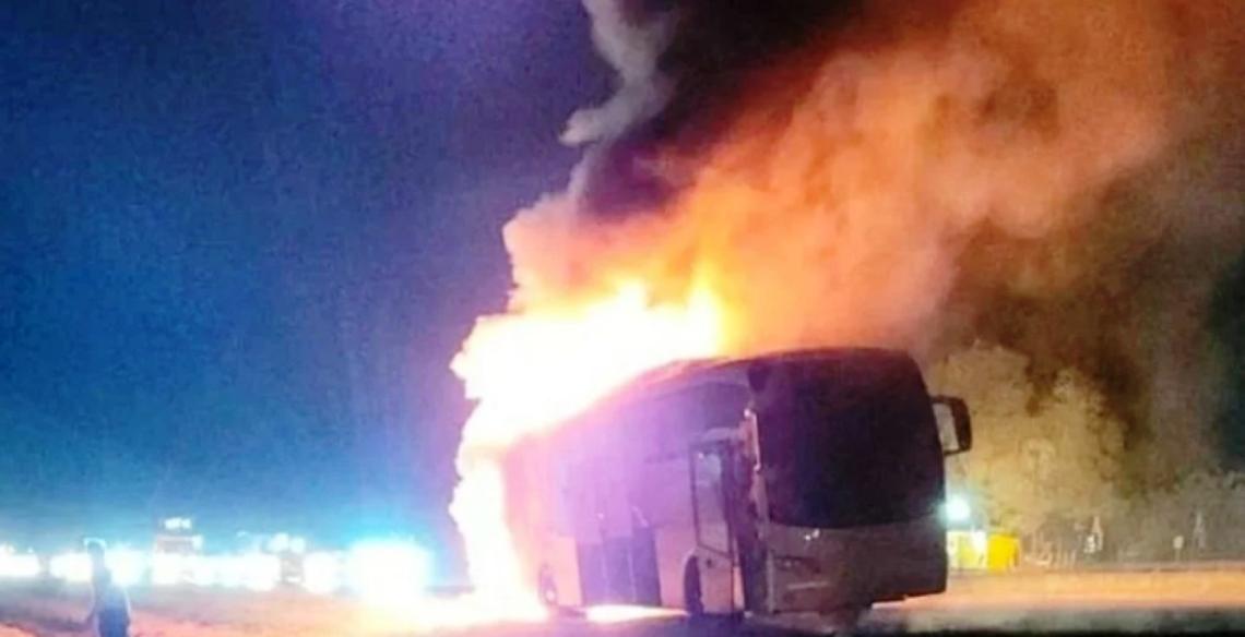 Ruta 2: un micro de una empresa de Chascomús se incendió y fue consumido por las llamas