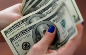 Sin techo, el “blue” se fue a $885 mientras el gobierno cruza fuerte al sector financiero