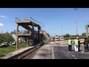 Un camión derribó un puente peatonal en la ruta 2 y el accidente generó demoras