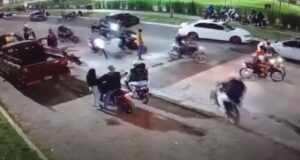 Un joven de 18 años fue asesinado a tiros en una plaza de Merlo y buscan a siete sospechosos