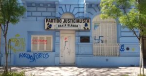 Vandalizan locales del PJ y el PC en Bahía Blanca: pintadas antisemitas y “Milei 2023”