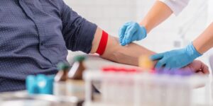 Bioquímicos cobrarán un copago de más de 3.000 pesos a usuarios de prepagas