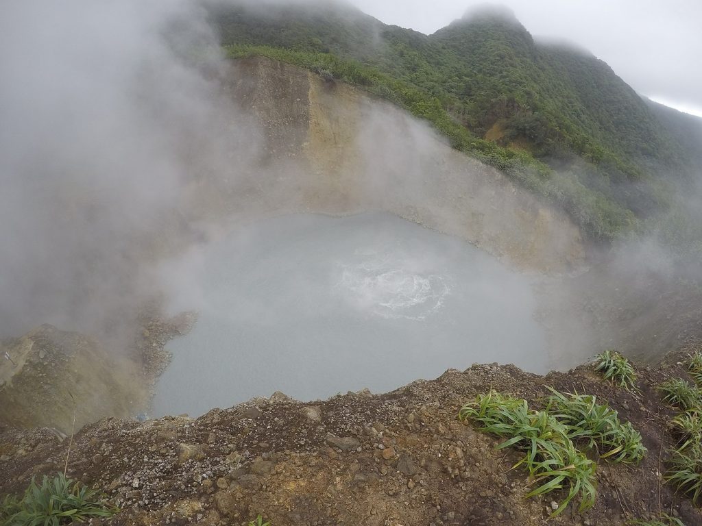 Boiling, uno de los lagos más extremos y peligrosos del mundo 