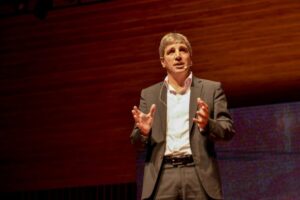 Caputo agradeció a Milei y dijo que va a "dejarlo todo para darle una alegría a los argentinos"