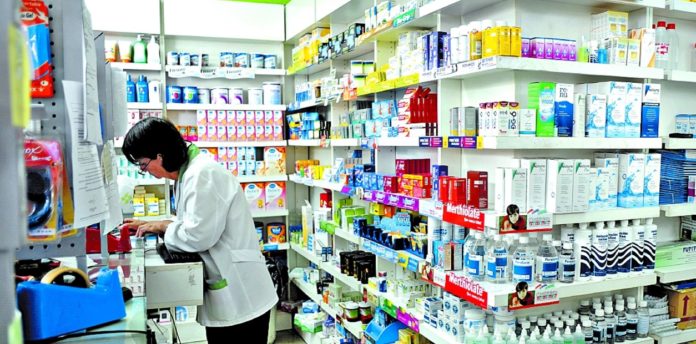 Cientos de farmacias bonaerenses suspendieron la atención de obras sociales y prepagas