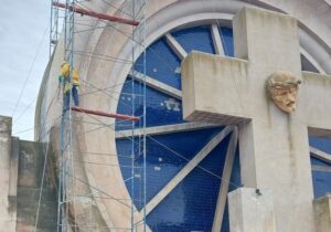 Comenzó la restauración del portal del Cementerio de Saldungaray, obra de Francisco Salamone