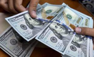 El blue bajó $90 en tres jornadas y cerró por debajo de los mil pesos