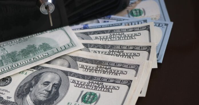 El dólar blue bajó $35 tras el feriado bancario y cerró en $890