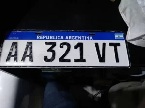 El Gobierno autorizó el uso de patentes de papel por falta de insumos importados