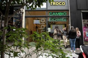 El Gobierno sube el dólar tarjeta hasta $950 y lleva los impuestos al 155% del valor oficial