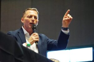 El intendente de Esteban Echeverría pide renuncias de Alberto Fernández y Máximo Kirchner al PJ