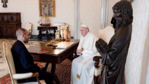 El papa Francisco recibió a Martín Guzmán en el Vaticano
