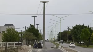 Insólito: asfaltaron una calle y quedó un poste de luz en el medio