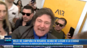 Javier Milei agredió a un periodista en Rosario al ser recibido por sus seguidores: "Esto no es para vos"
