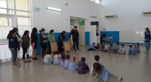 Jóvenes del Programa Envión entregaron material didáctico al Jardín Nº 908