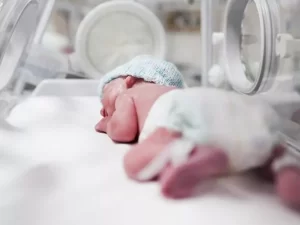 La atención al bebé prematuro: cuidados especiales y nutrición