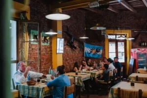 Media sanción a un proyecto para que restoranes bonaerenses presenten la información nutricional de sus platos