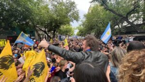 Milei, en Mendoza: "Fiscalicen porque podemos ganar"; le gritaron “sí, se puede”