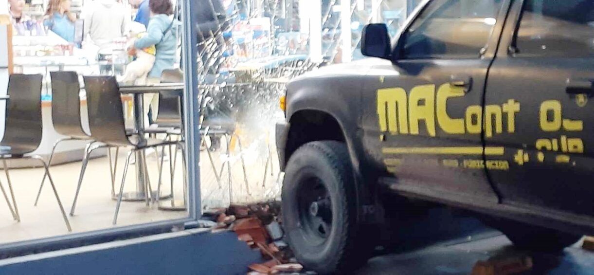 choque lezama 4 Pudo ser una tragedia: Auto choca a una camioneta y casi se meten dentro de una YPF en Lezama